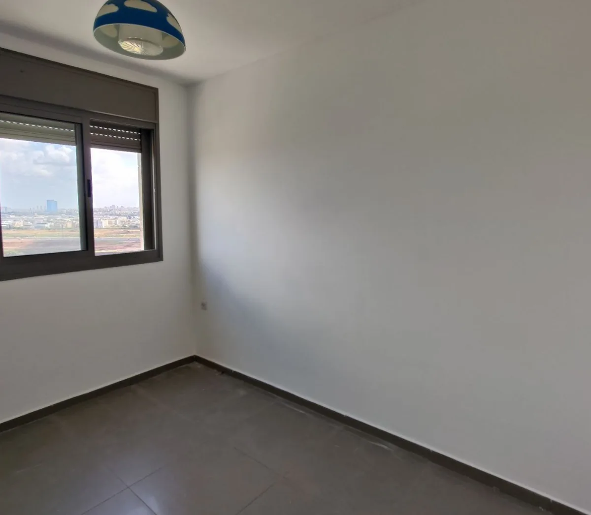 חדר עם קירות לבנים ונקיים לאחר צביעה