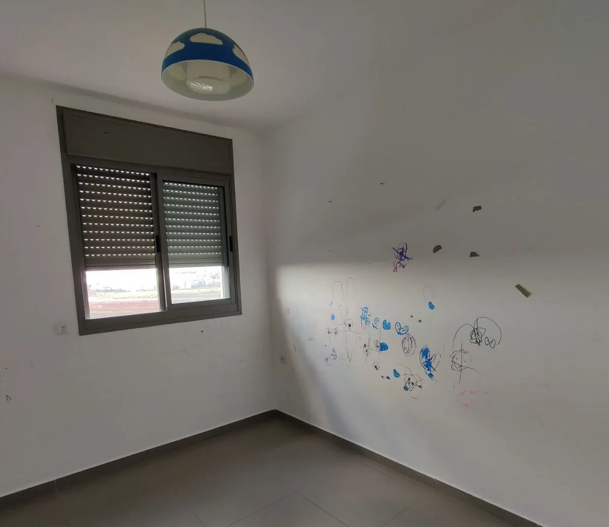 ציורים של ילדים על קירות חדר לפני הצביעה