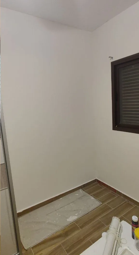 קיר לבן לאחר צביעה במקום הקיר הכתום