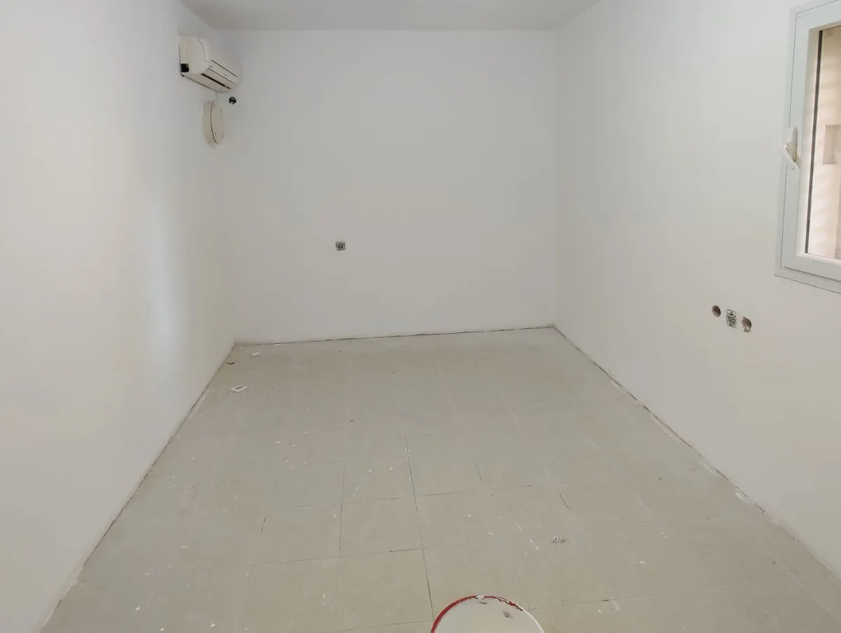 חדר ריק עם קירות לבנים לאחר צביעה